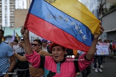 Maduro attacks social media, claims 'cyber-fascist' coup bid